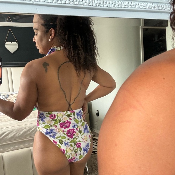 One piece  floral size medium - Picture 6 of 6